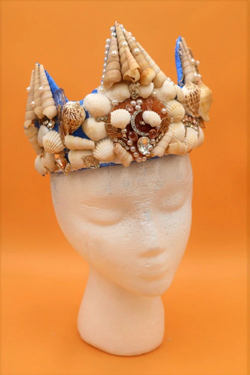 Learn how to make a real mermaid crown with seashells! This is such a great under the sea craft!
